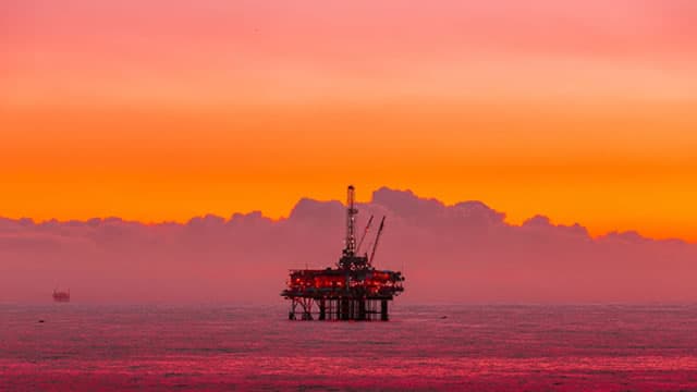 Oil plunges 10% as Trump says Iran will be hit 'twenty times harder' if it stops oil flows via Hormuz