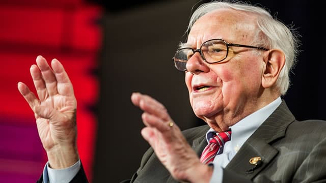 Berkshire Hathaway operating profit rises, cash sets record