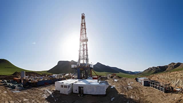US crude production largely steady on the month in March, EIA says