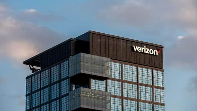 Verizon targets wireless customers with new simpler plans, drops some fees