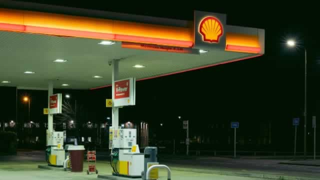 London's FTSE 100 rises as Shell boosts energy stocks
