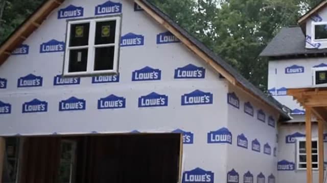 Lowe's Posts Earnings Beat. The Stock Is Falling.